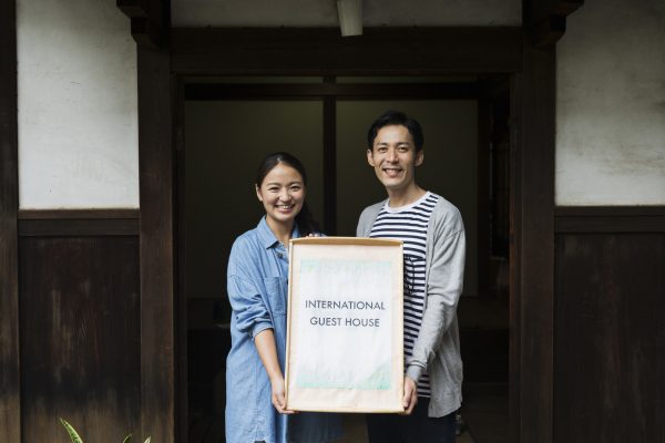 空き家に自身が引越してゲストの世話ができるなら「家主居住型(ホームステイ)」