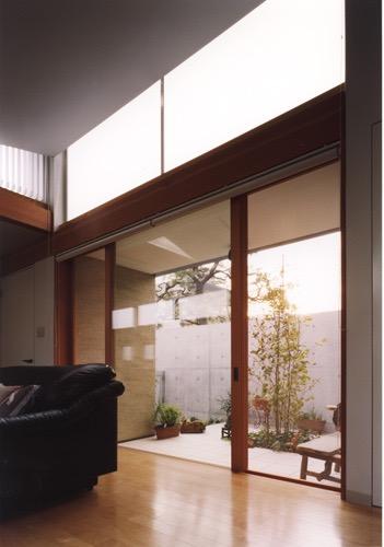 高窓と中庭の家　-敷地の高低差が静かな大空間と中庭を生む-の写真4