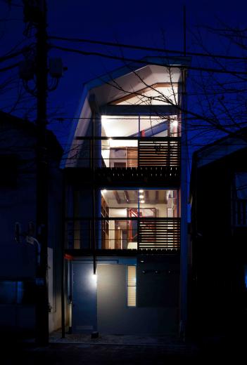 【工場街の家】光の階段室と隙間の採光スペースでつながる狭小住宅の写真0