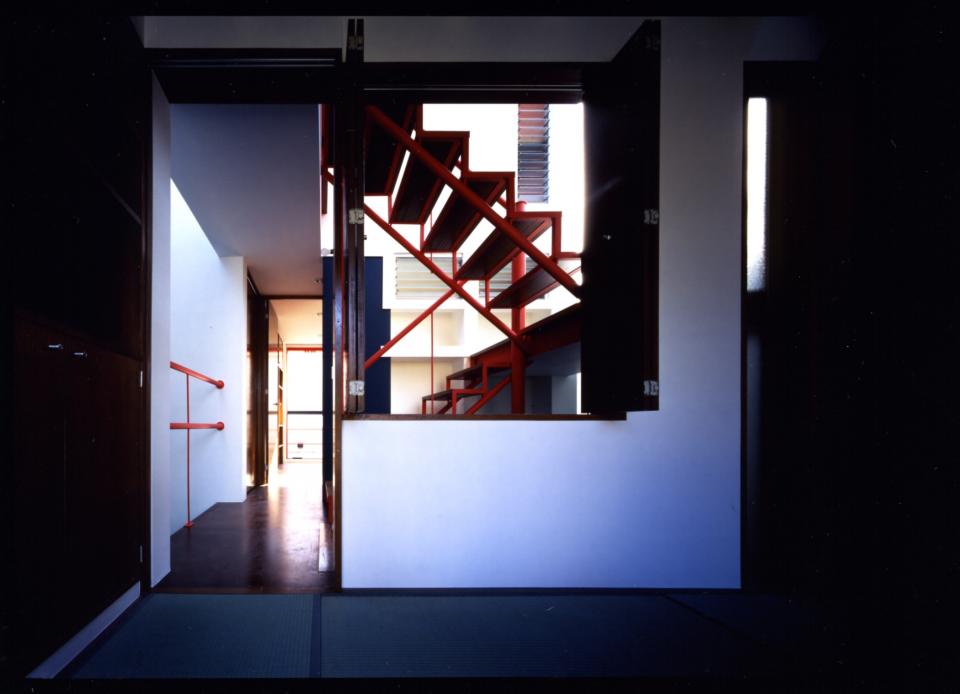 【工場街の家】光の階段室と隙間の採光スペースでつながる狭小住宅の写真9