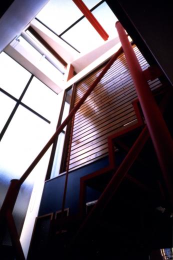 【工場街の家】光の階段室と隙間の採光スペースでつながる狭小住宅の写真10