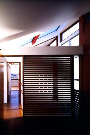 【工場街の家】光の階段室と隙間の採光スペースでつながる狭小住宅の写真11
