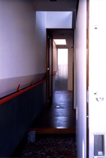 【工場街の家】光の階段室と隙間の採光スペースでつながる狭小住宅の写真2