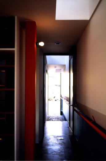 【工場街の家】光の階段室と隙間の採光スペースでつながる狭小住宅の写真3