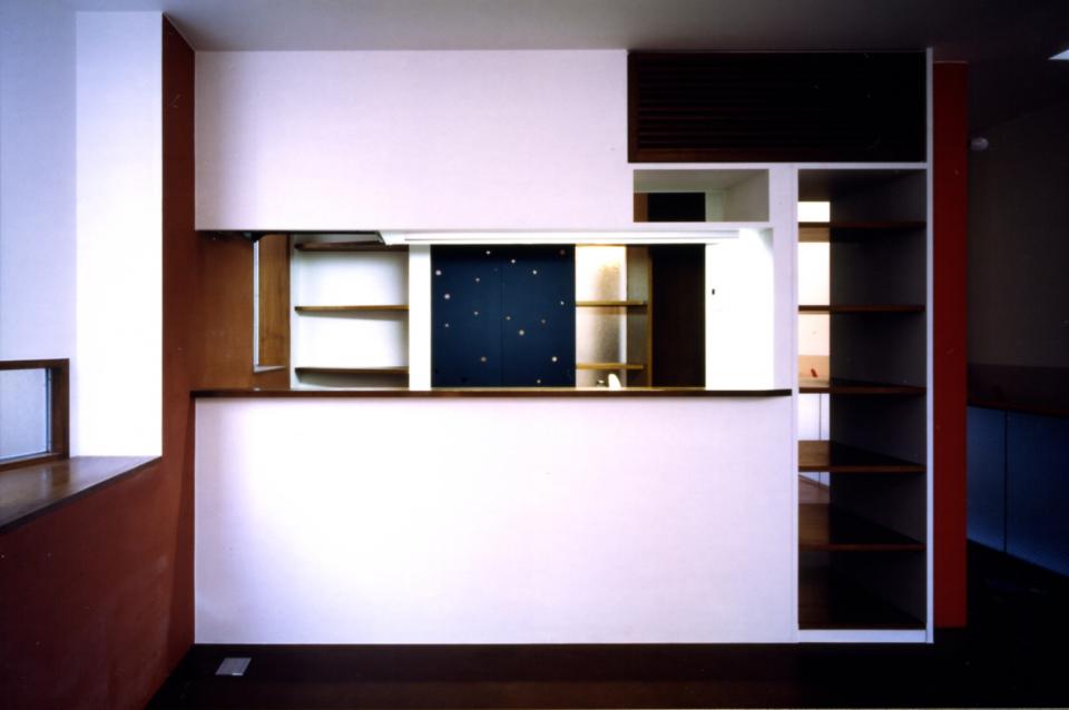 【工場街の家】光の階段室と隙間の採光スペースでつながる狭小住宅の写真4