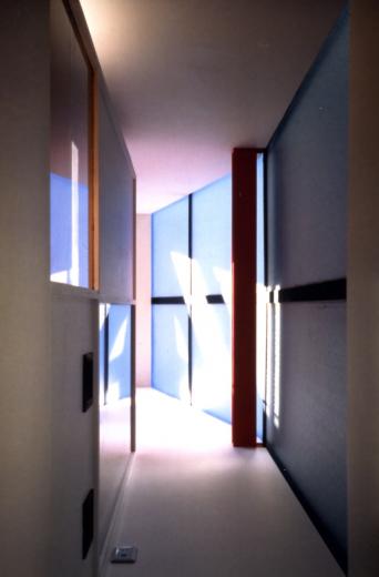 【工場街の家】光の階段室と隙間の採光スペースでつながる狭小住宅の写真6