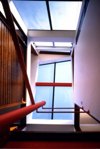 【工場街の家】光の階段室と隙間の採光スペースでつながる狭小住宅の写真7