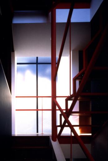 【工場街の家】光の階段室と隙間の採光スペースでつながる狭小住宅の写真8