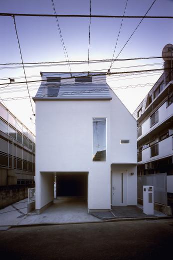 【笹塚の家】都心の狭小地、坂の途中の３階建の写真1