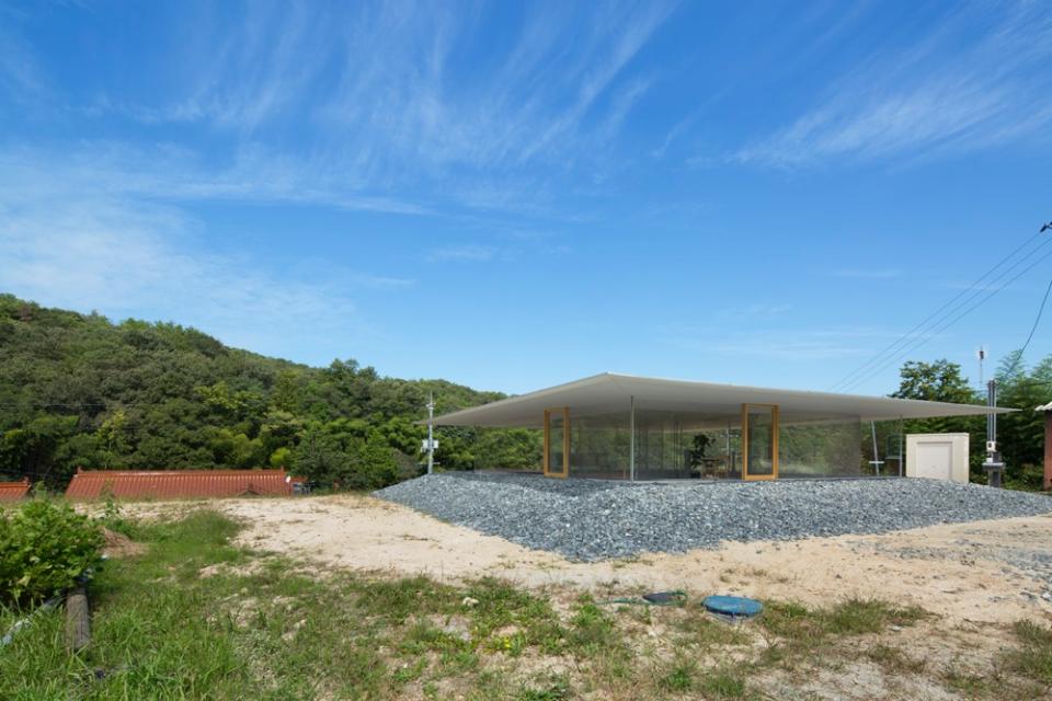 hiroshima skelton hut 透明アクリルのスケルトンな家の写真0