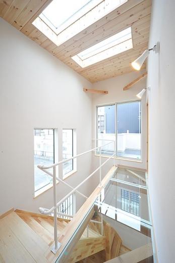 ガラスの廊下とストリップ階段で光あふれる住まい ～広々と暮らす工夫がいっぱいの小さな家～の写真2
